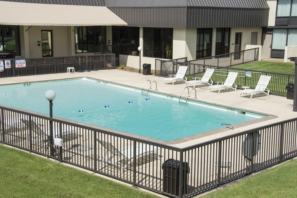 Days Inn By Wyndham Pittsburg Ks Exterior photo