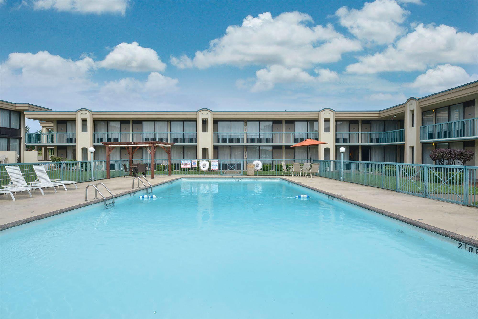 Days Inn By Wyndham Pittsburg Ks Exterior photo