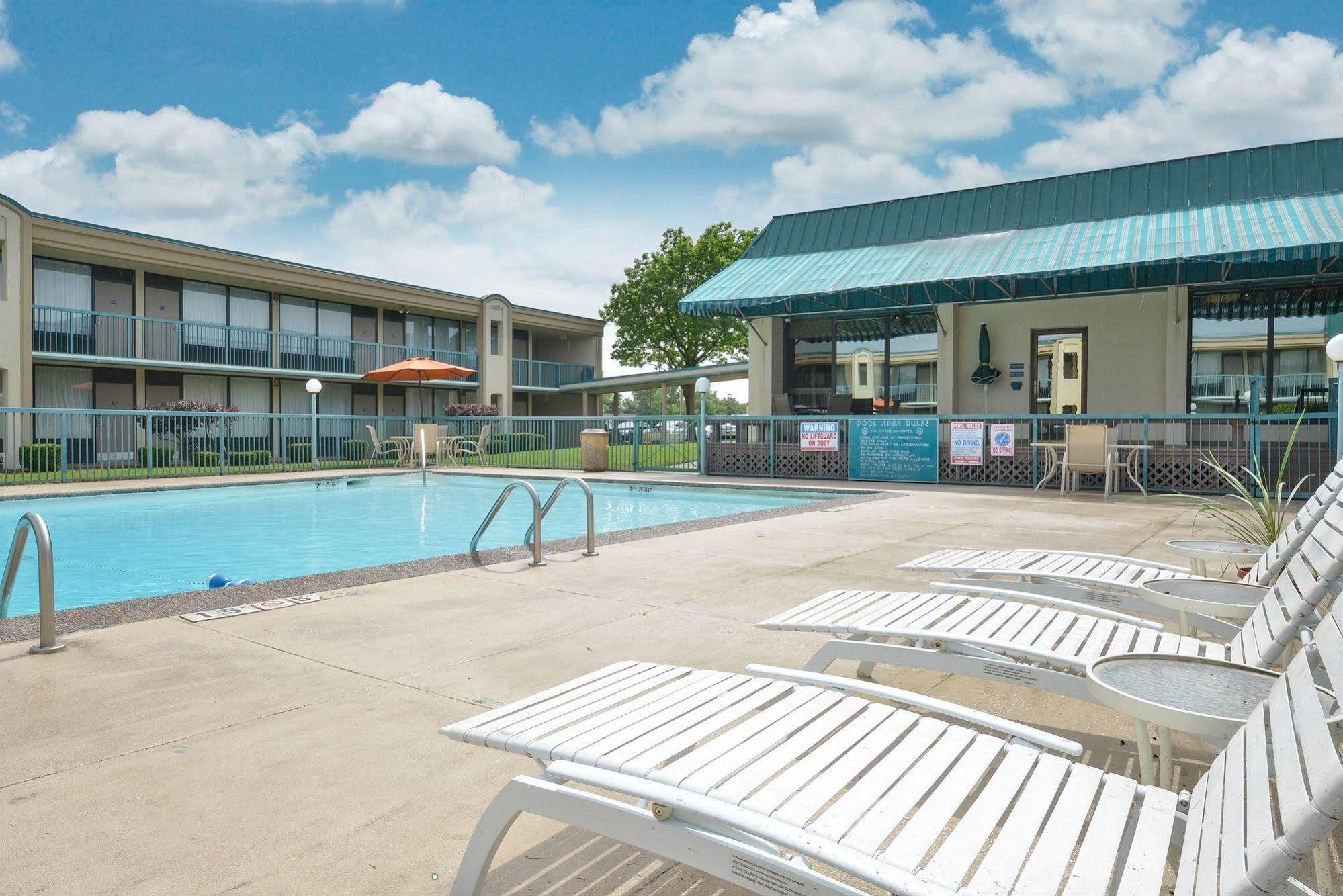 Days Inn By Wyndham Pittsburg Ks Exterior photo